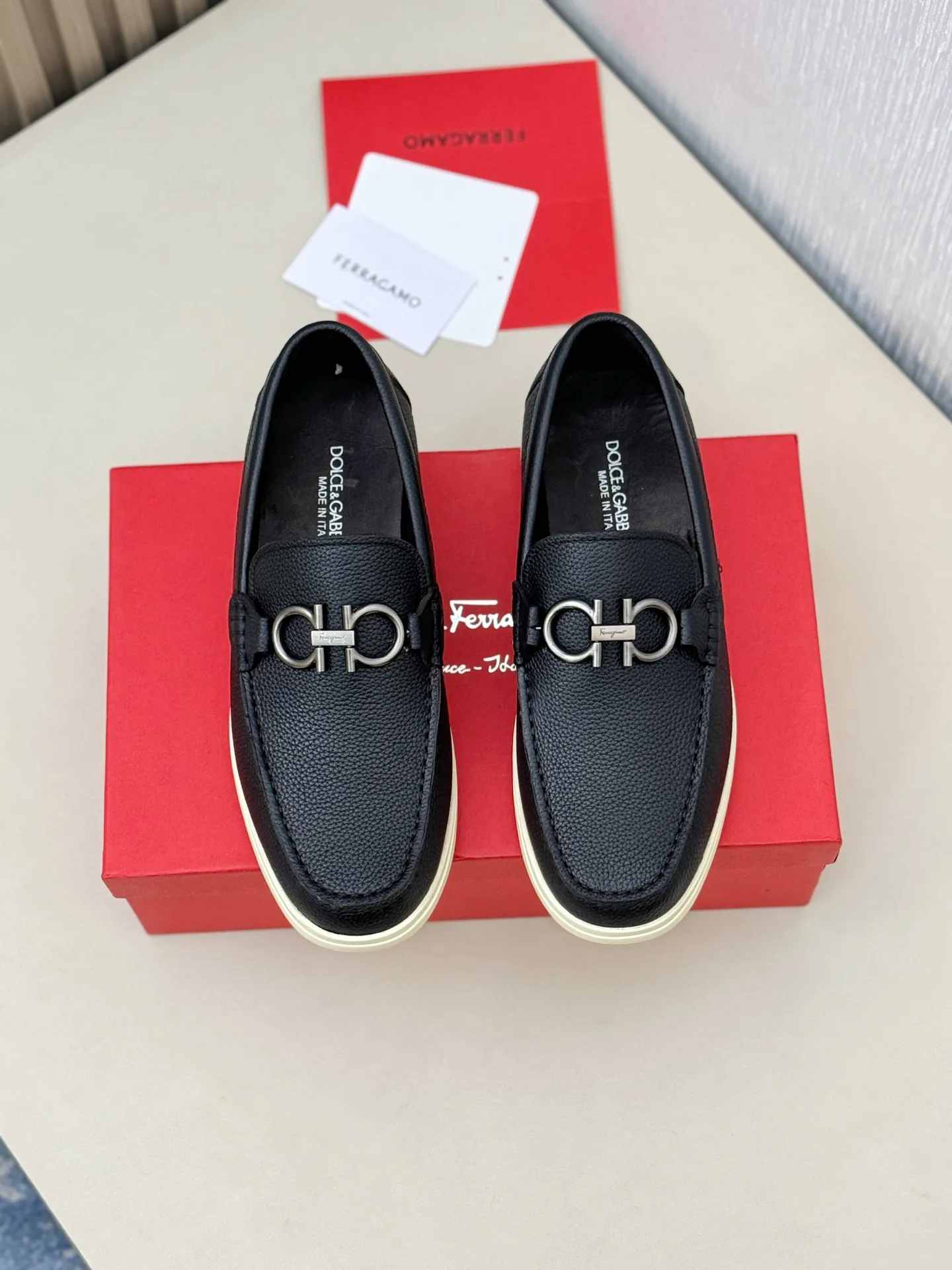 [Ferragamo] P: 580💰 Number of yards: 38~44 (45 orders are non-returnable) Ferragam's new men's driving shoes, the fabric is made of imported cowhide, with visible texture, heavy industrial stitching, dyed calfskin inside, standard logo cowhide feet, big-name experience, soft and comfortable on the feet, a men's favorite, special non-slip and wear-resistant rubber soles, easy to handle various occasions, with original box packaging!